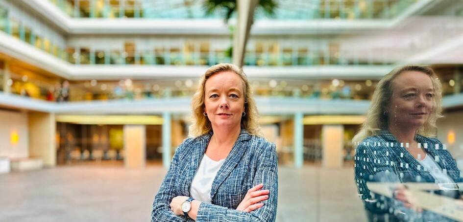 Eelke Buizer poseert in het vergadercentrum van het ministerie van Financiën tussen de vergaderzalen.