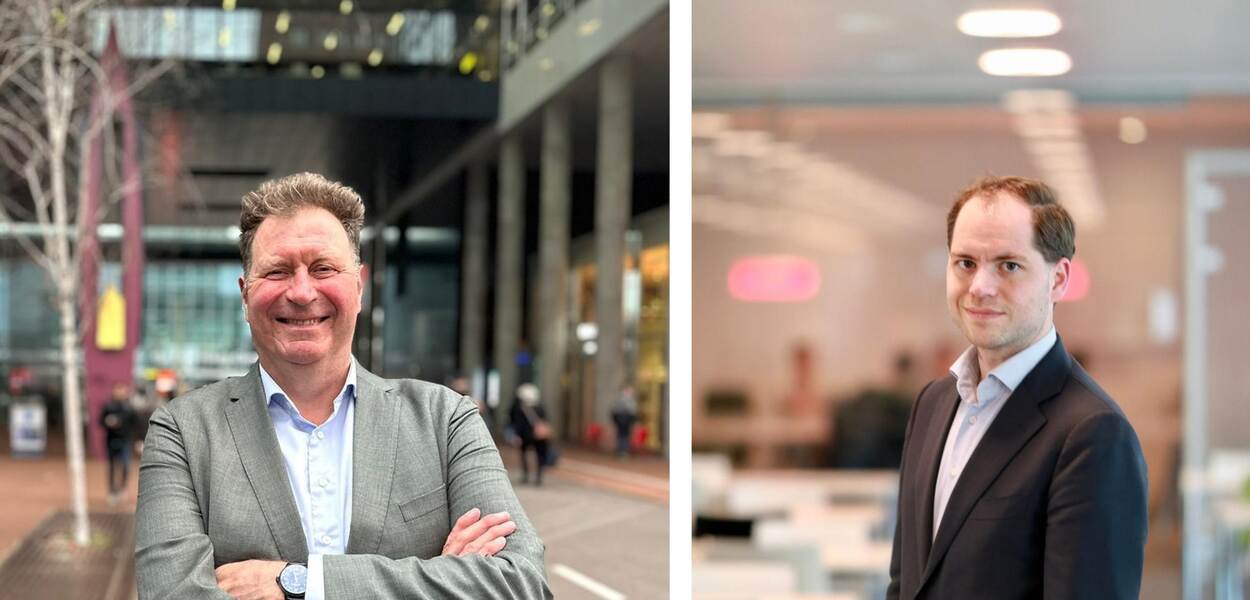 Peter Breukhoven poseert op Den Haag Centraal Station en Robert Vogelsang poseert in de gang van kantoor Auditdienst Rijk in Den Haag_2024