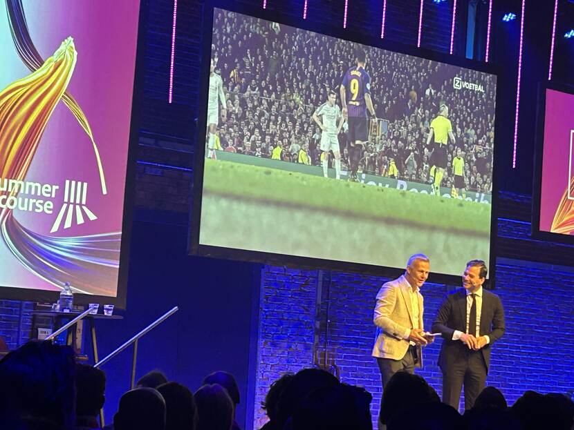 Björn Kuipers met Bart de Jongh op het podium. Waarbij Bart Björn introduceert als voormalig topscheidsrechter bij de Eredivisie en werkzaam is als succesvol ondernemer.